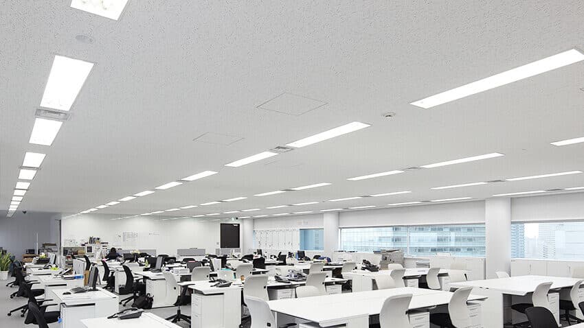 建物内の照明・通信設備工事の様子