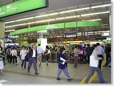 駅構内の照明器具