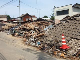 柏崎市・柏崎商工会議所・新潟工科大学 三者連携協定事業 災害時汎用性非常用電源の研究・開発(SCiB・EV活用) 1